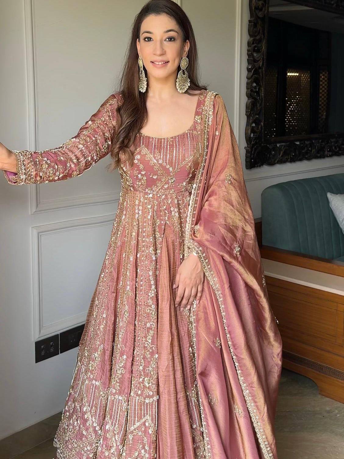 NEW ĐĚSIGNER PARTY WEAR LOOK GOWN WITH LAHENGHA AND EMBROIDERY WORK single available wholesale