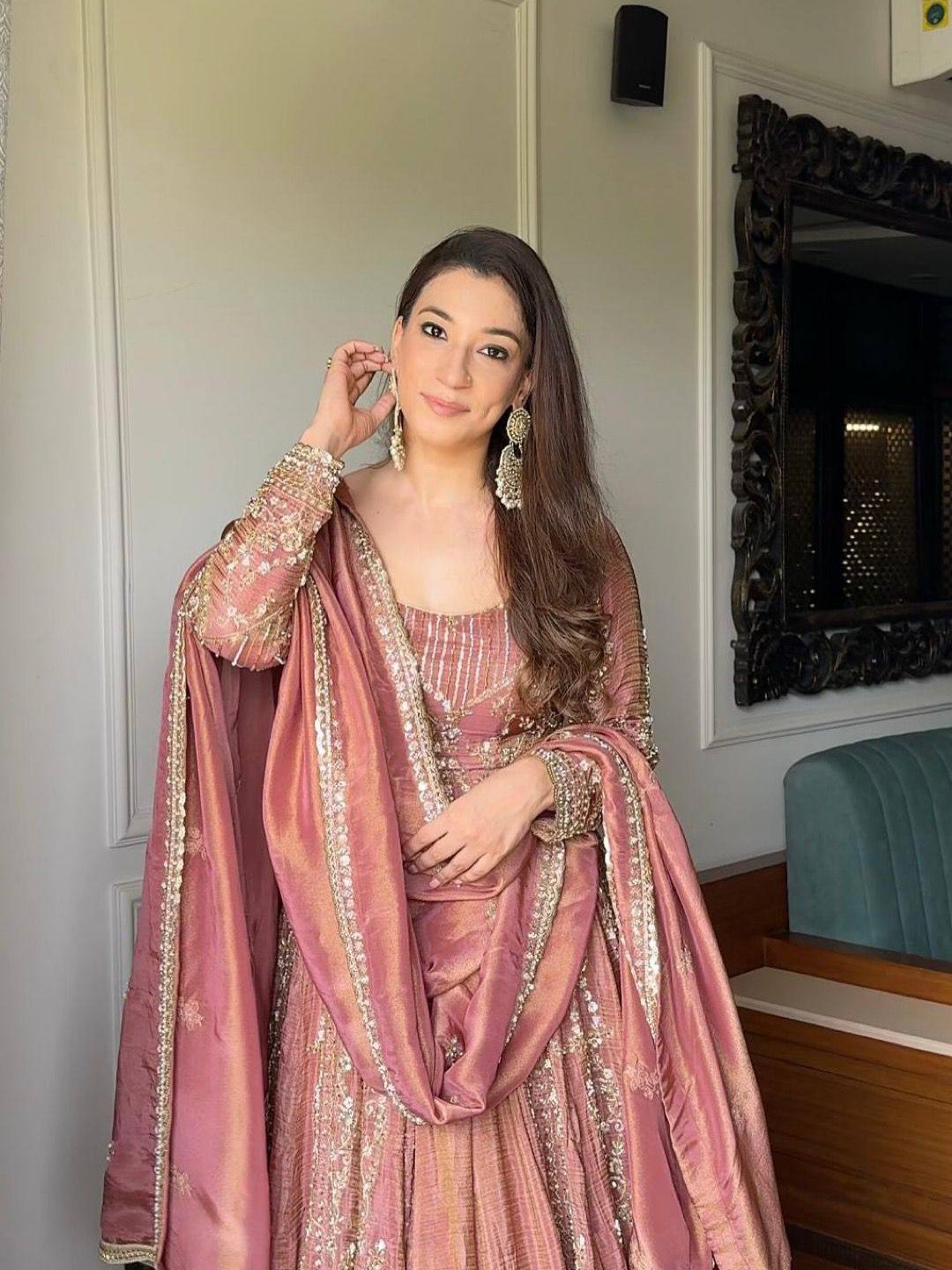 NEW ĐĚSIGNER PARTY WEAR LOOK GOWN WITH LAHENGHA AND EMBROIDERY WORK single available wholesale