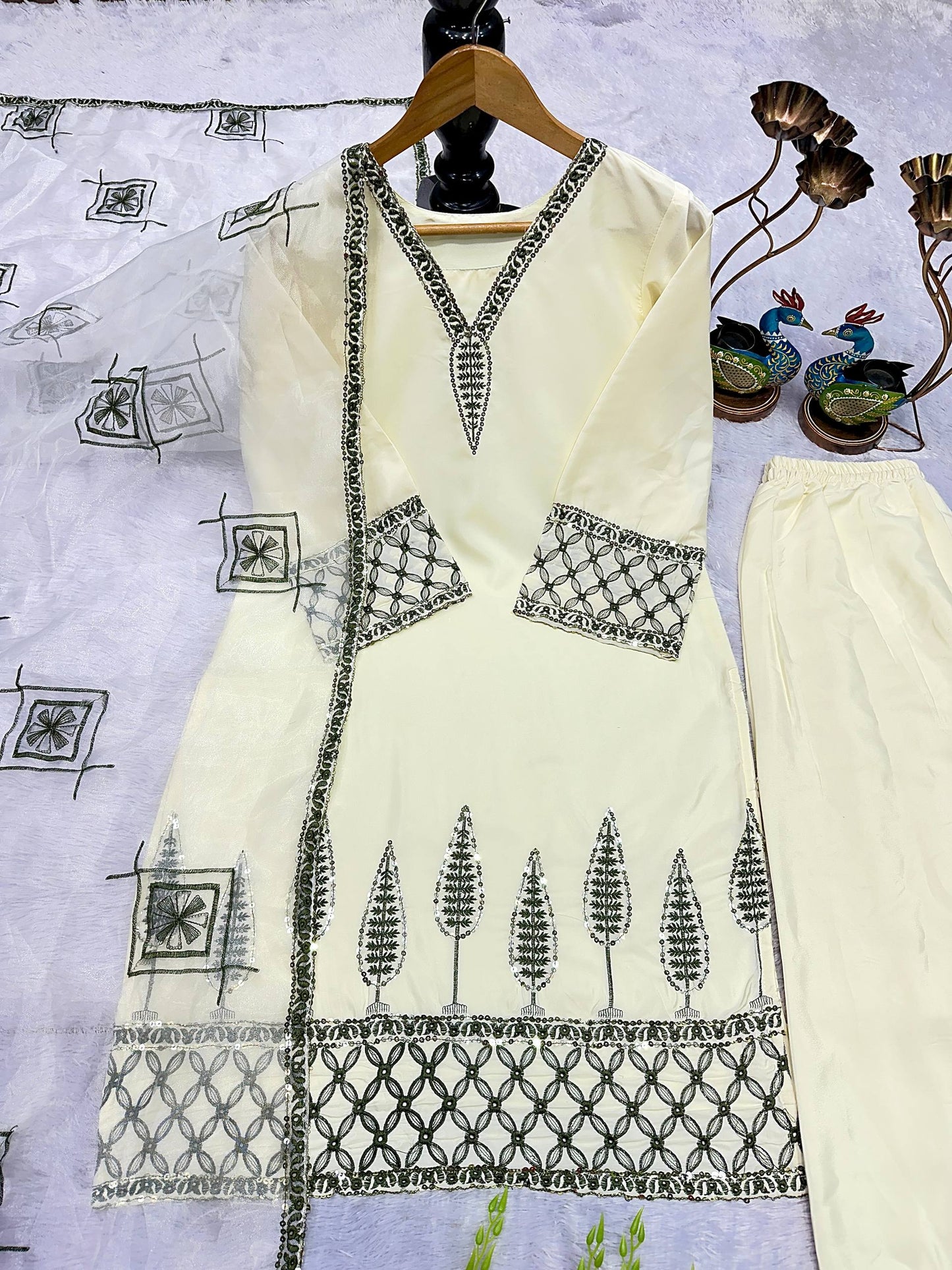 NEW ĐĚSIGNER PARTY WEAR TOP AND PLAZZO. WITH FANCY DUPPATA WITH EMBROIDERY WORK single available wholesale