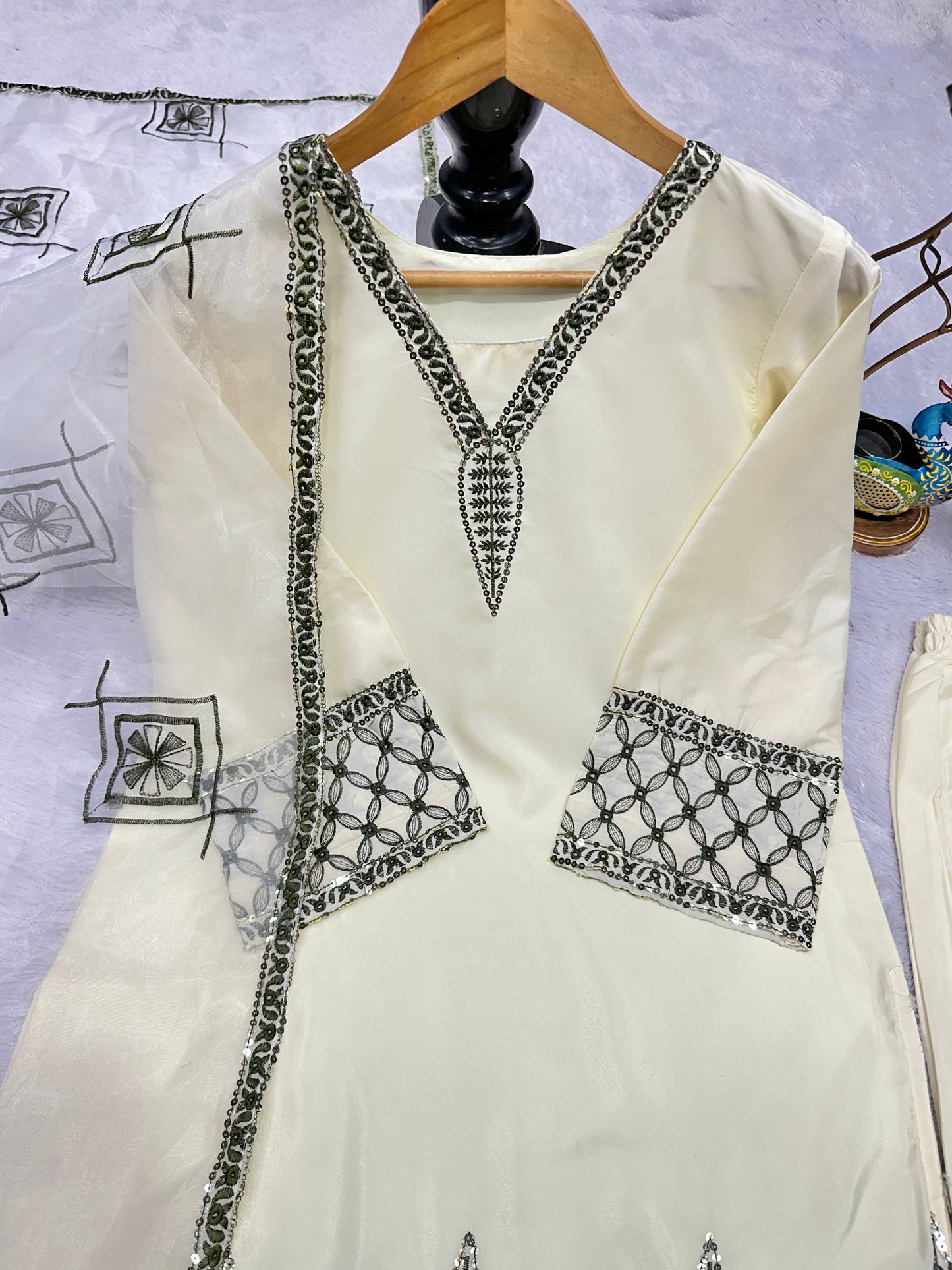 NEW ĐĚSIGNER PARTY WEAR TOP AND PLAZZO. WITH FANCY DUPPATA WITH EMBROIDERY WORK single available wholesale
