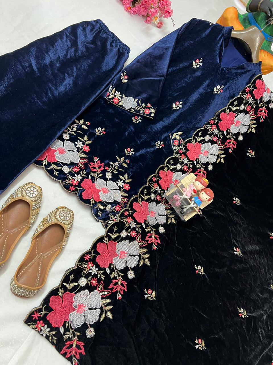 HEAVY VELVET KURTA & PANT (3-PIS SET) WITH BEAUTIFUL SEQUINS EMBROIDERY WORK single available wholesale