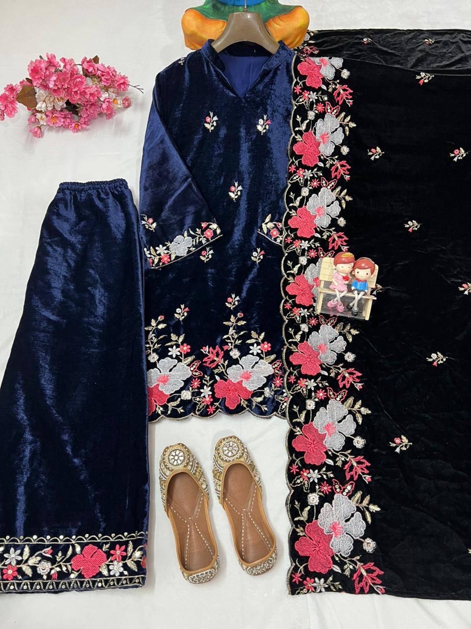 HEAVY VELVET KURTA & PANT (3-PIS SET) WITH BEAUTIFUL SEQUINS EMBROIDERY WORK single available wholesale
