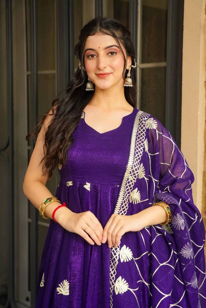 NEW ĐĚSIGNER PARTY WEAR LOOK GOWN WITH EMBROIDERY WORK