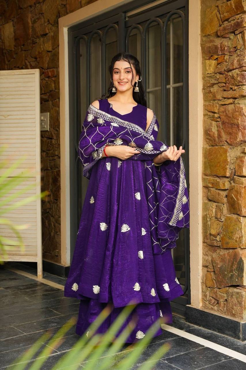 NEW ĐĚSIGNER PARTY WEAR LOOK GOWN WITH EMBROIDERY WORK