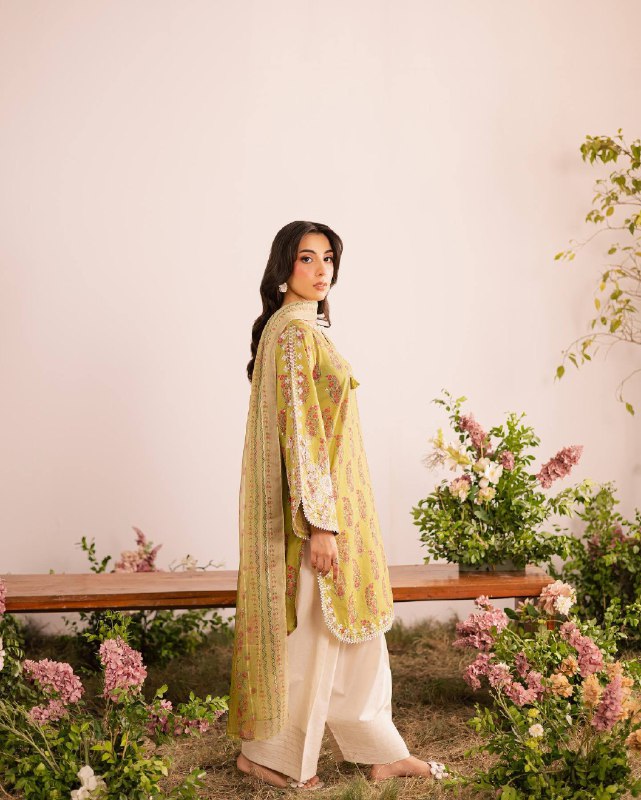 ĐĚSIGNER PARTY WEAR  TOP AND FARSI SALVAR . WITH FANCY DUPPATA AND EMBROIDERY WORK