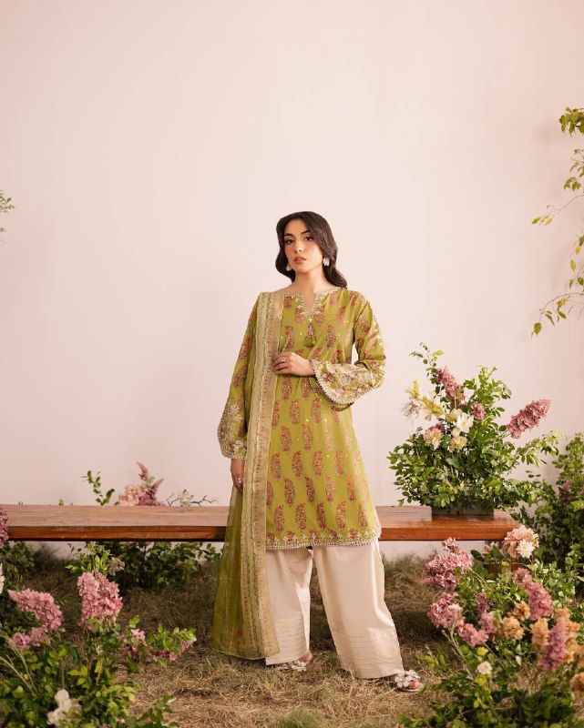 ĐĚSIGNER PARTY WEAR  TOP AND FARSI SALVAR . WITH FANCY DUPPATA AND EMBROIDERY WORK