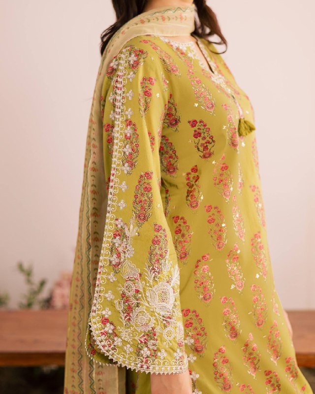 ĐĚSIGNER PARTY WEAR  TOP AND FARSI SALVAR . WITH FANCY DUPPATA AND EMBROIDERY WORK