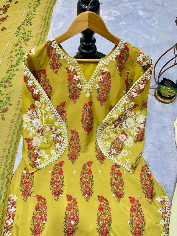 ĐĚSIGNER PARTY WEAR  TOP AND FARSI SALVAR . WITH FANCY DUPPATA AND EMBROIDERY WORK