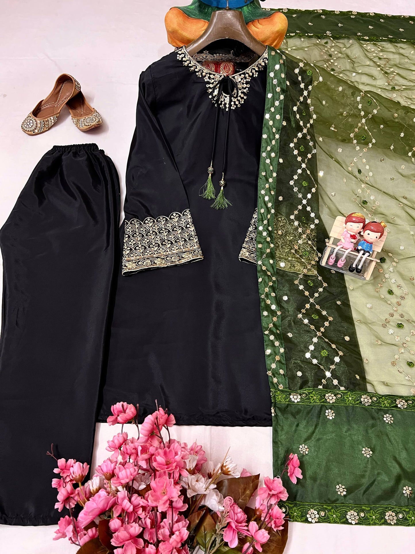 ENHANCE THE BEAUTY OF YOUR WARDROBE WITH THIS NEWLY LAUNCHED KURTI-PANT SET