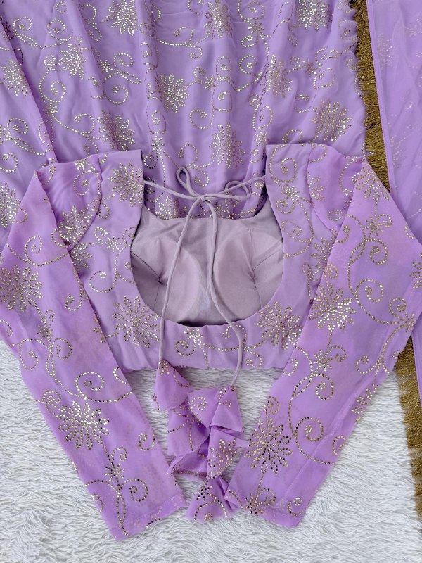 Elegant Ethnic Wear ✨ 🎀 Crafted in Classy Tones with Premium Fabric & Detailing
