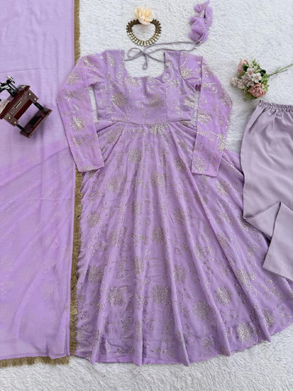 Elegant Ethnic Wear ✨ 🎀 Crafted in Classy Tones with Premium Fabric & Detailing
