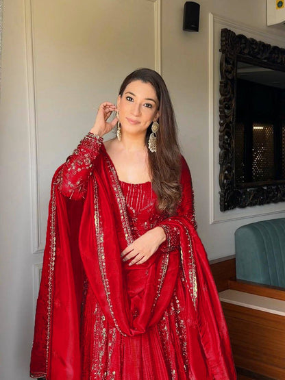NEW ĐĚSIGNER PARTY WEAR LOOK  GOWN WITH LAHENGHA AND EMBROIDERY  WORK single available wholesale