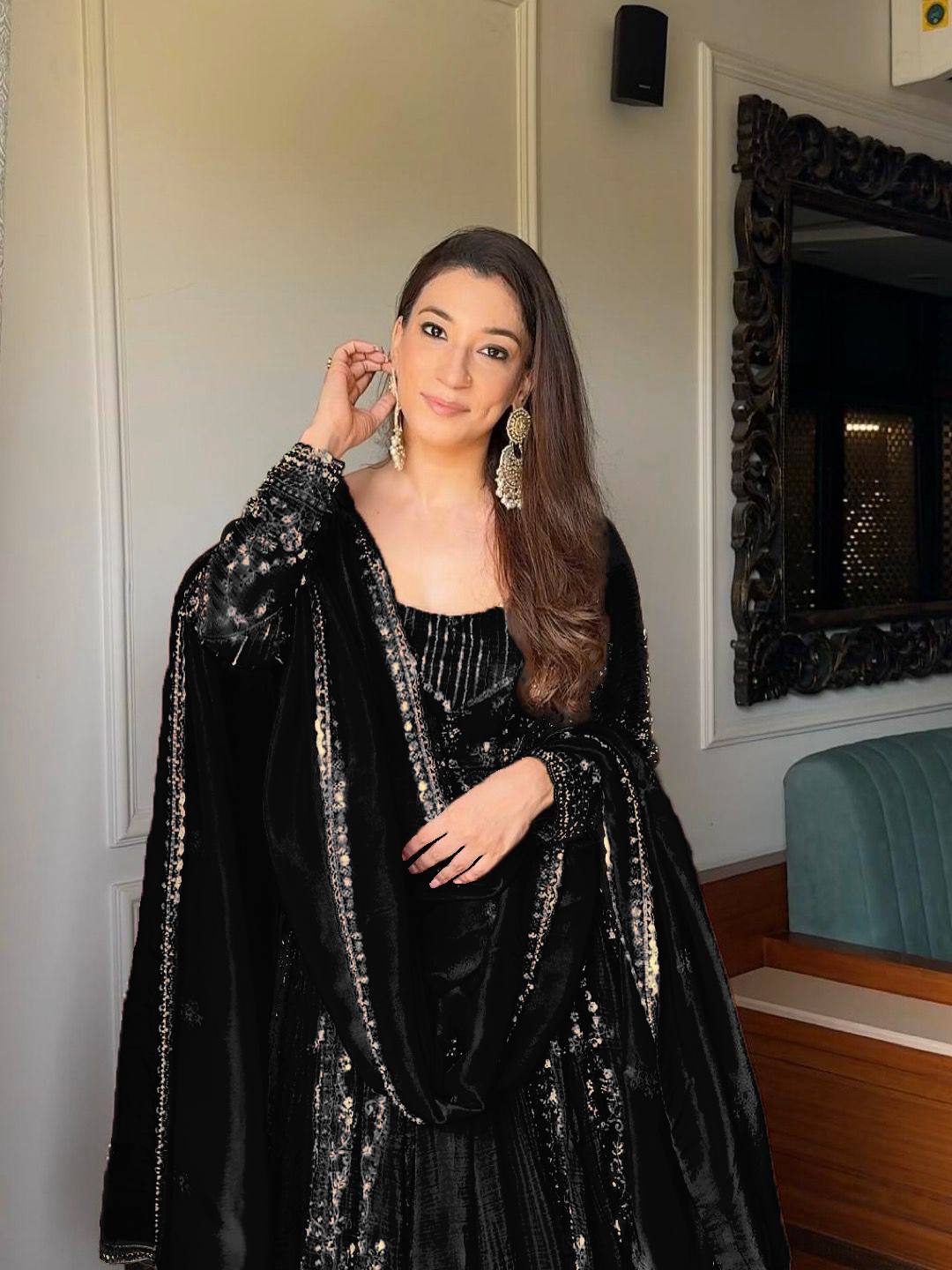 NEW ĐĚSIGNER PARTY WEAR LOOK  GOWN WITH LAHENGHA AND EMBROIDERY  WORK single available wholesale