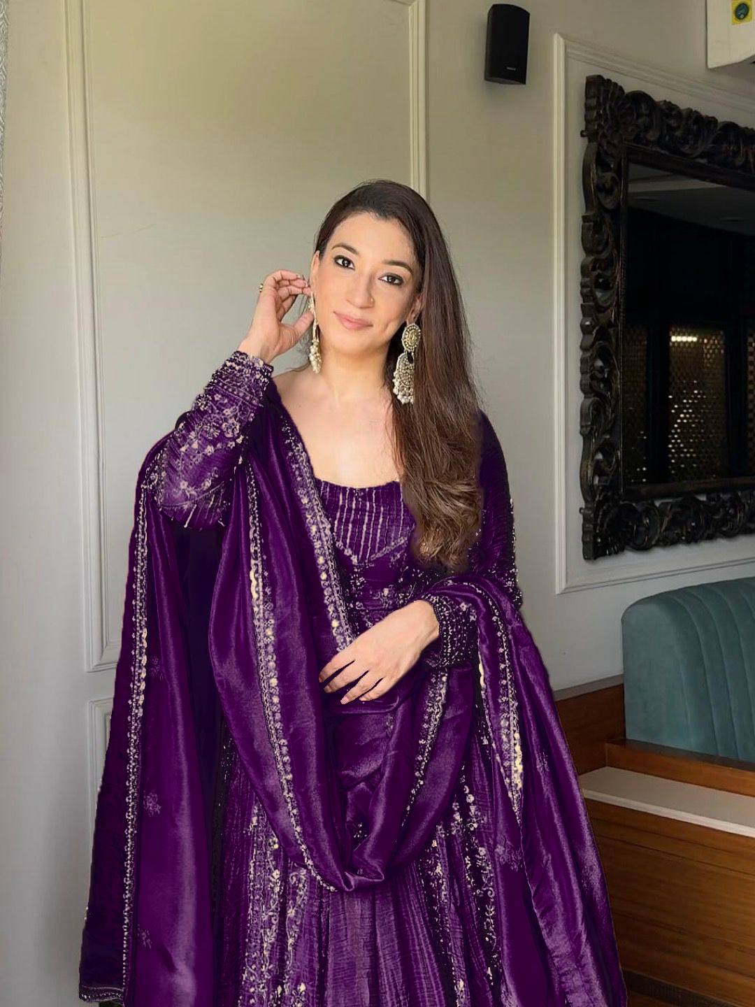 NEW ĐĚSIGNER PARTY WEAR LOOK  GOWN WITH LAHENGHA AND EMBROIDERY  WORK single available wholesale