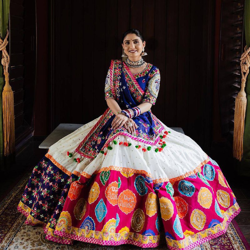 *NAVRATRI DESIGNER* EMBROIDERIED & REAL MIRROR WORK LAHENGA CHOLI