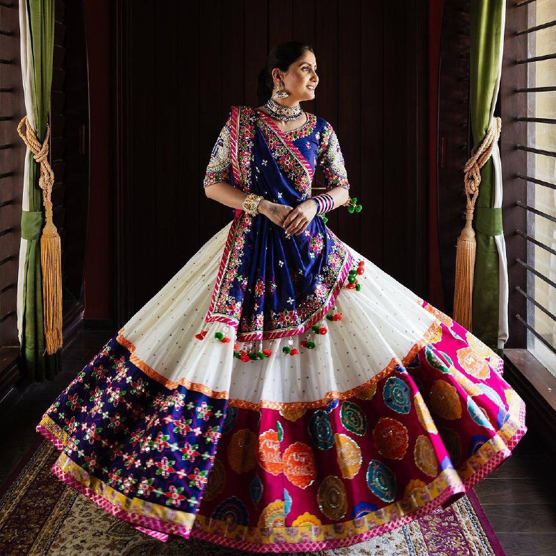 *NAVRATRI DESIGNER* EMBROIDERIED & REAL MIRROR WORK LAHENGA CHOLI