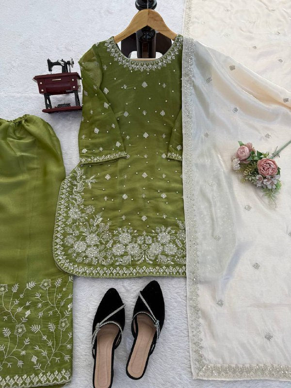 Elegant Ethnic Wear ✨ 🎀 Crafted in Classy Tones with Premium Fabric & Detailing