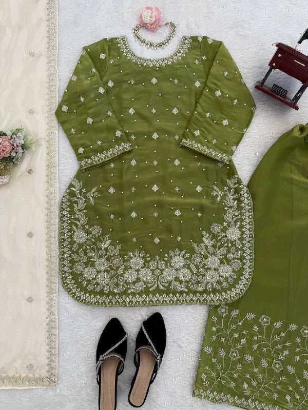 Elegant Ethnic Wear ✨ 🎀 Crafted in Classy Tones with Premium Fabric & Detailing