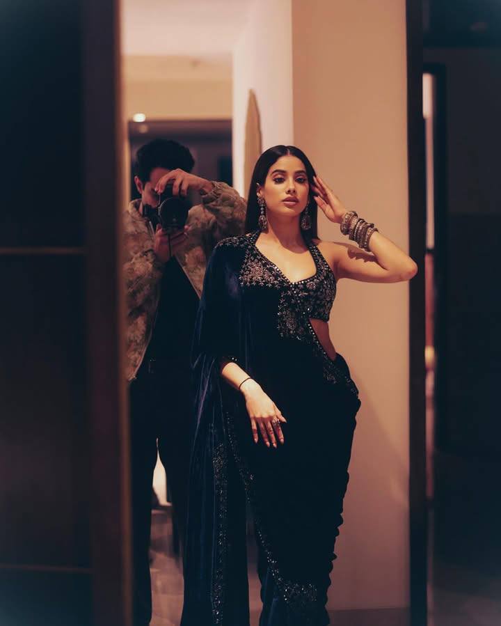 CELEBRITY INSPIRED NEW UPCOMMING SPECIAL WEDDING SUPERHIT TRENDING VELVET SAREE WITH EMBROIDERY WORK & UNSTITCHED BLOUSE