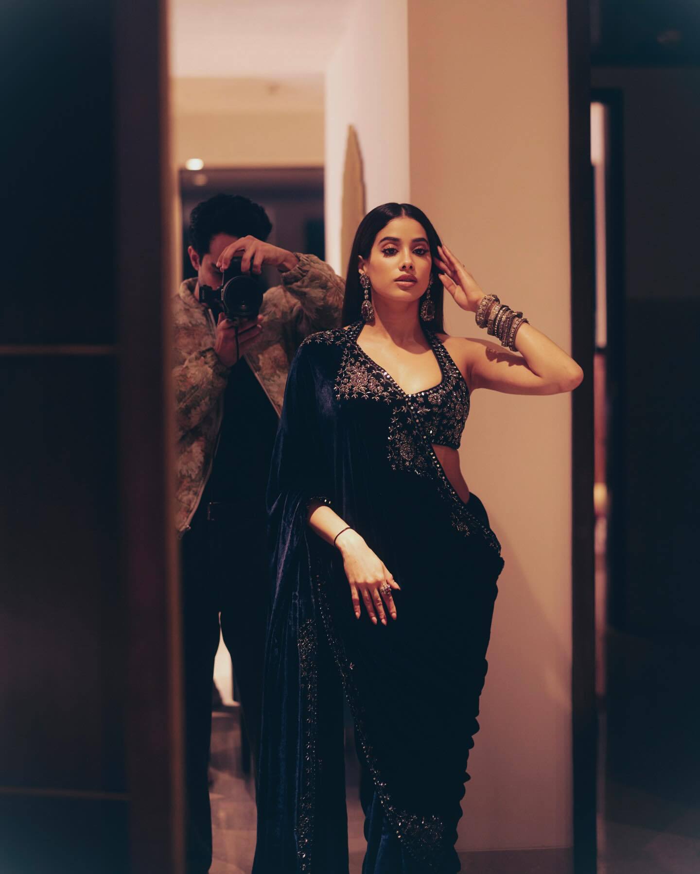 CELEBRITY INSPIRED NEW UPCOMMING SPECIAL WEDDING SUPERHIT TRENDING VELVET SAREE WITH EMBROIDERY WORK & UNSTITCHED BLOUSE