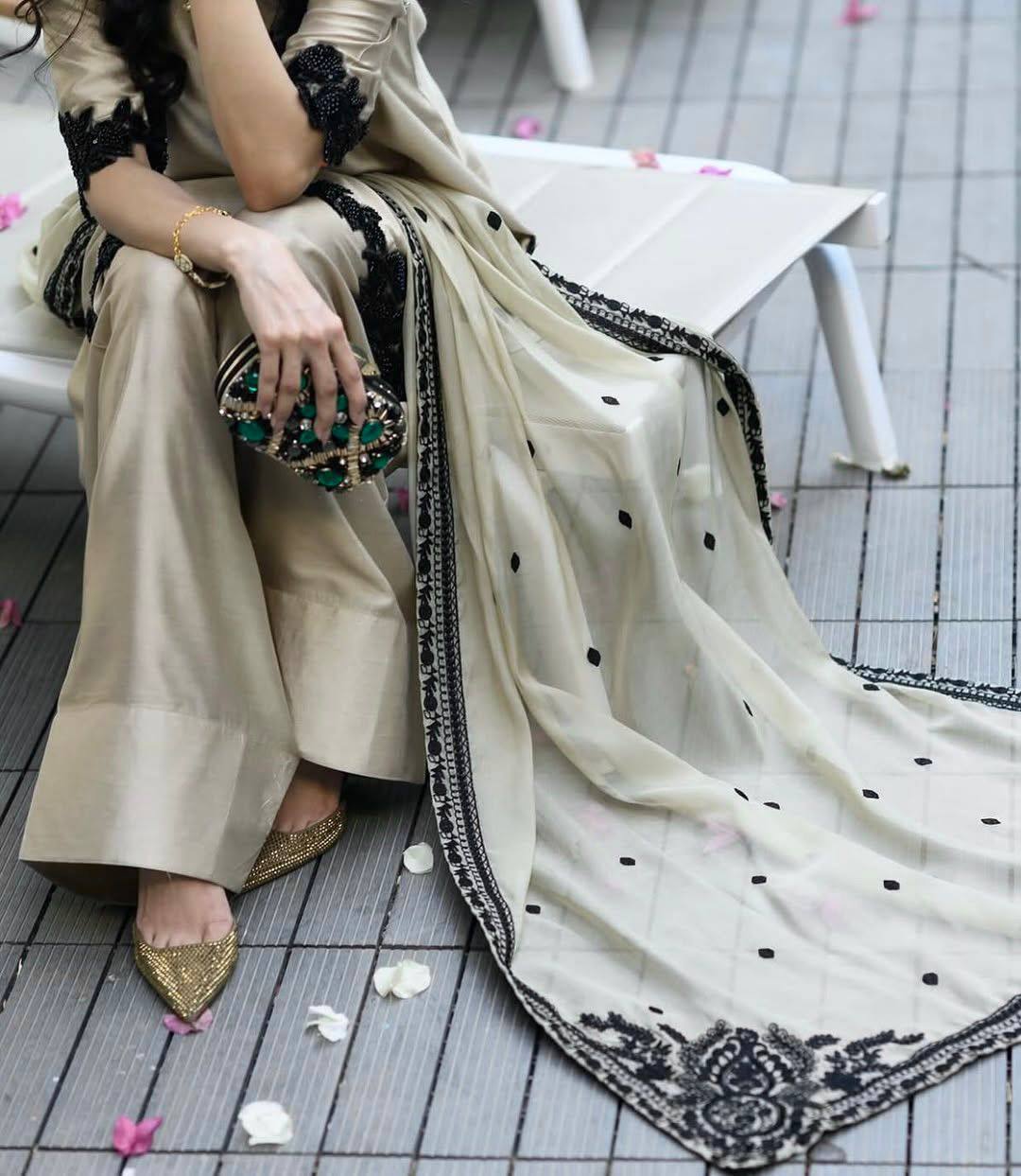 ĐĚSIGNER PARTY WEAR FARSI TOP AND SALVAR . WITH FANCY DUPPATA AND EMBROIDERY WORK