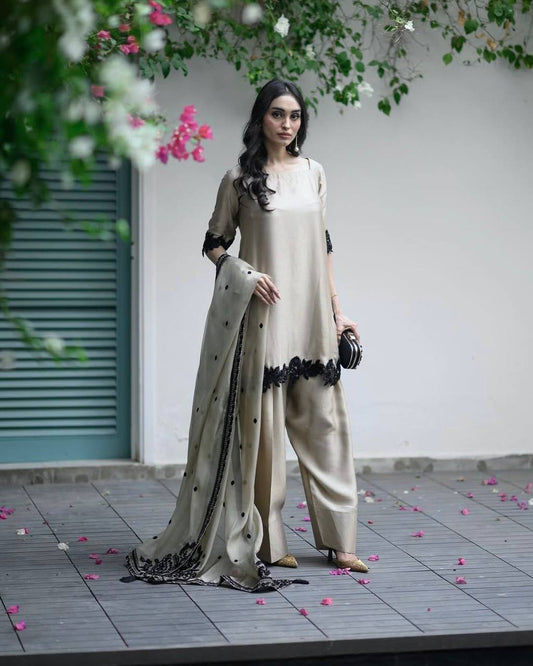ĐĚSIGNER PARTY WEAR FARSI TOP AND SALVAR . WITH FANCY DUPPATA AND EMBROIDERY WORK