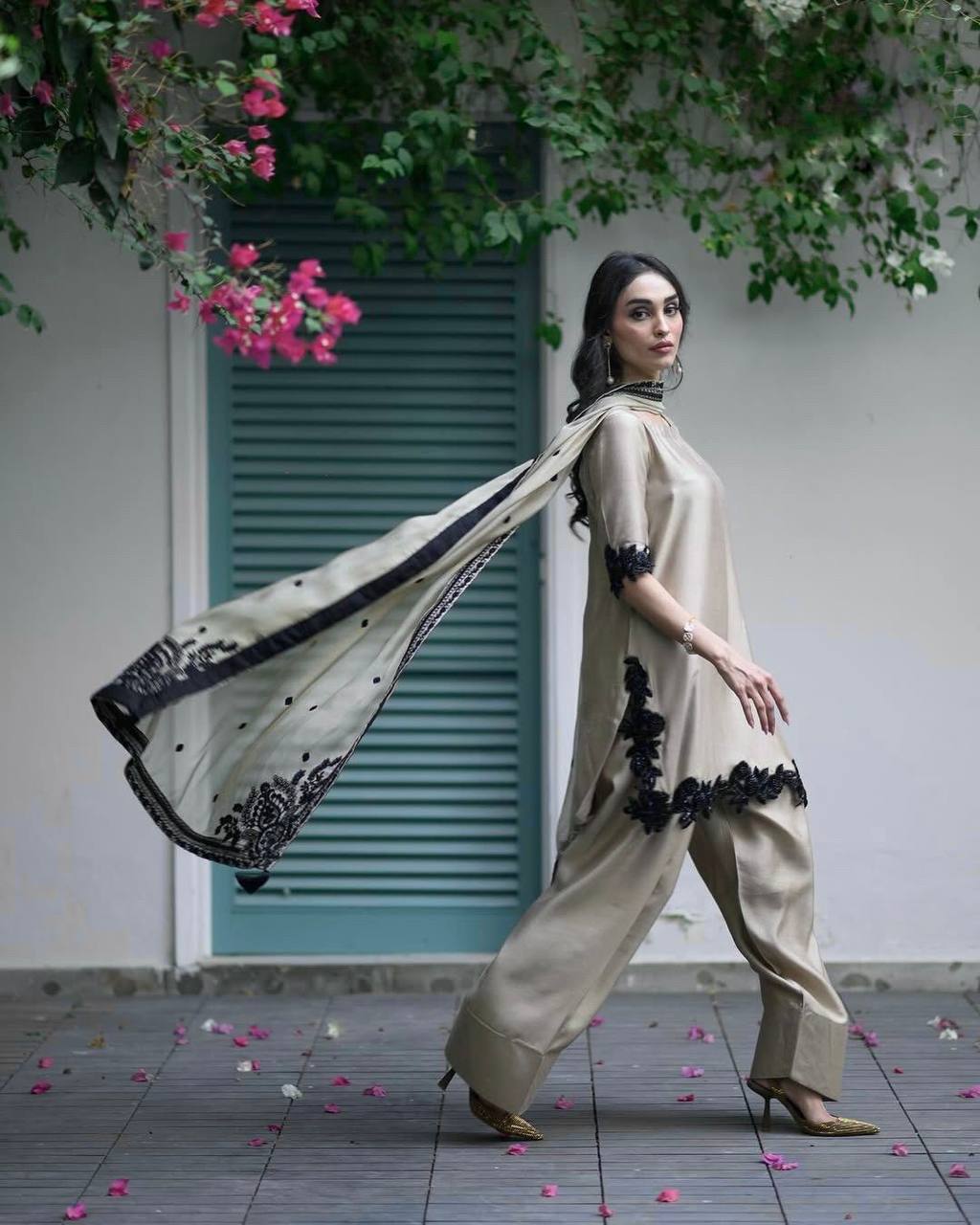 ĐĚSIGNER PARTY WEAR FARSI TOP AND SALVAR . WITH FANCY DUPPATA AND EMBROIDERY WORK