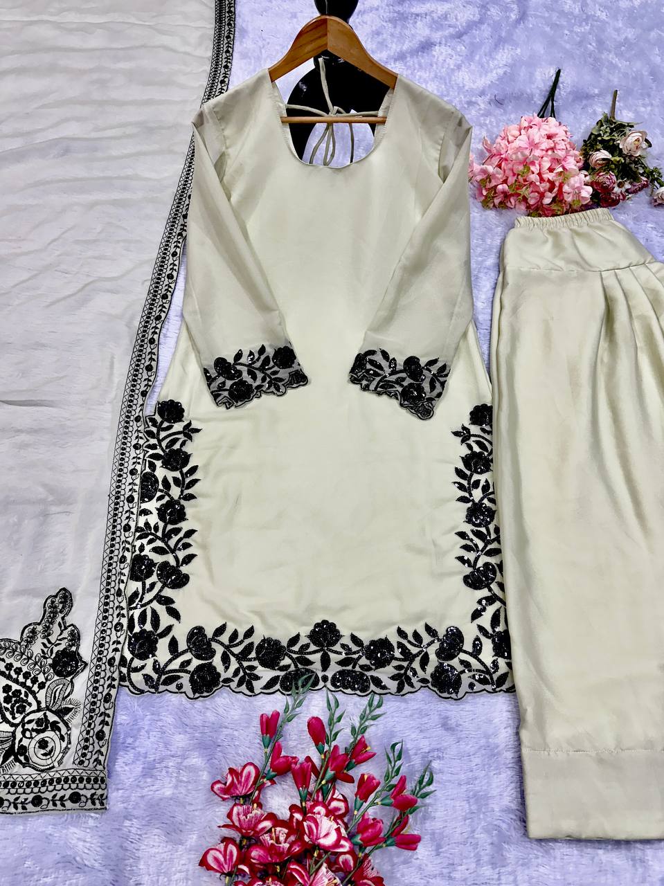 ĐĚSIGNER PARTY WEAR FARSI TOP AND SALVAR . WITH FANCY DUPPATA AND EMBROIDERY WORK