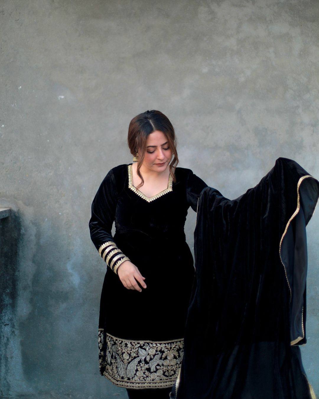 NEW ĐĚSIGNER PARTY WEAR TOP AND PANT WITH FANCY DUPPATA AND EMBROIDERY WORK single available wholesale