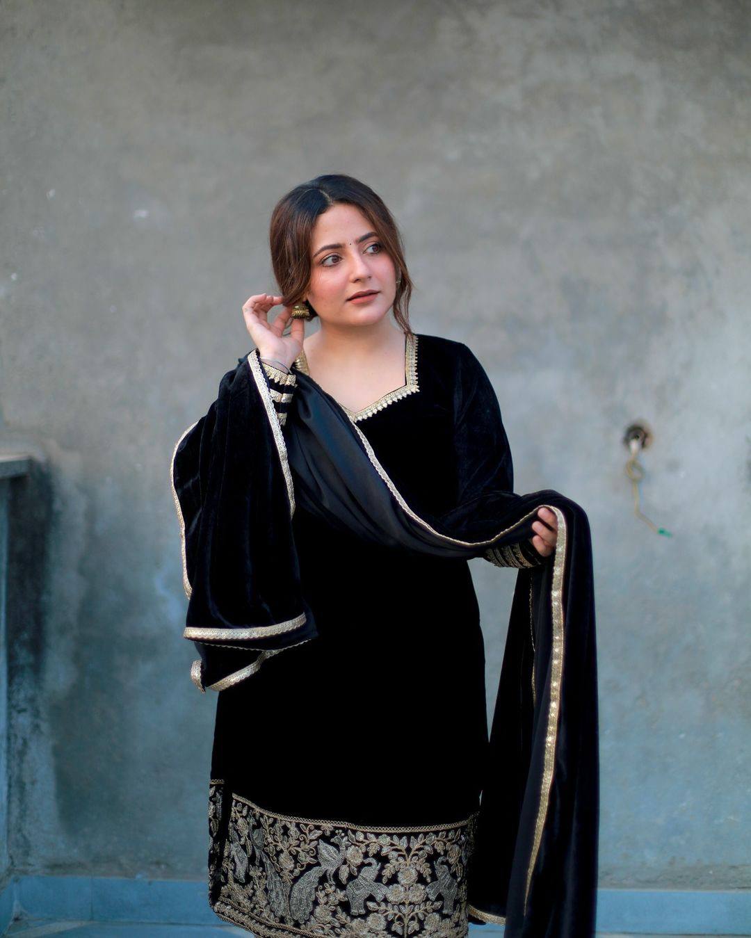 NEW ĐĚSIGNER PARTY WEAR TOP AND PANT WITH FANCY DUPPATA AND EMBROIDERY WORK single available wholesale