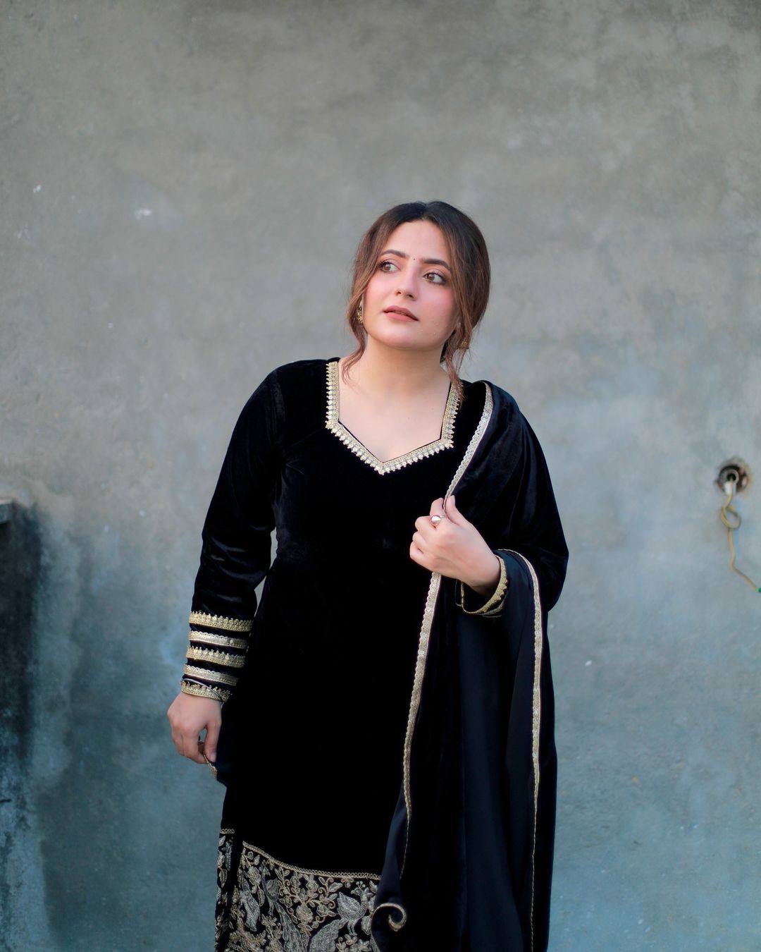 NEW ĐĚSIGNER PARTY WEAR TOP AND PANT WITH FANCY DUPPATA AND EMBROIDERY WORK single available wholesale