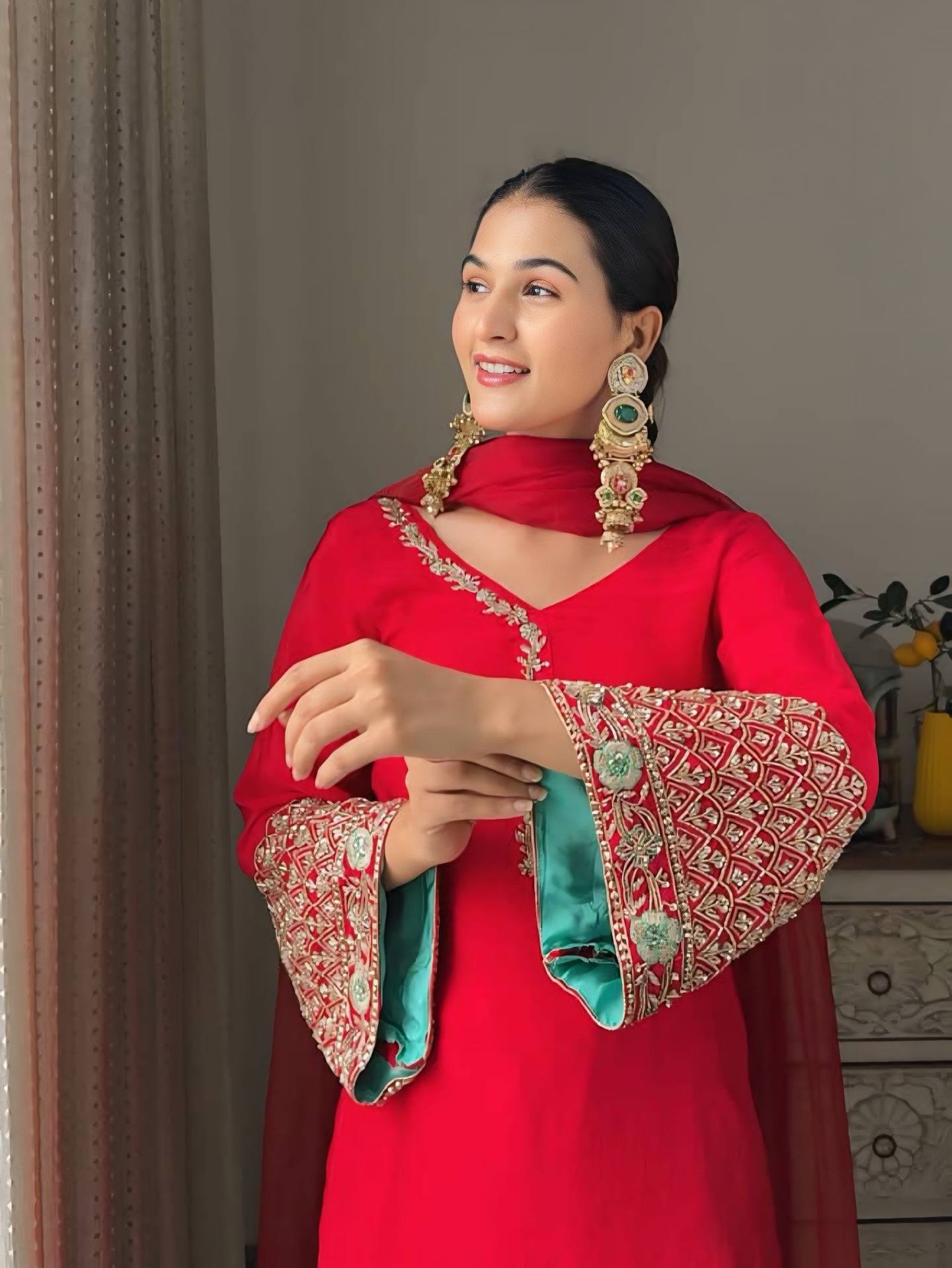ĐĚSIGNER PARTY WEAR FARSI TOP AND SALVAR . WITH FANCY DUPPATA AND EMBROIDERY WORK
