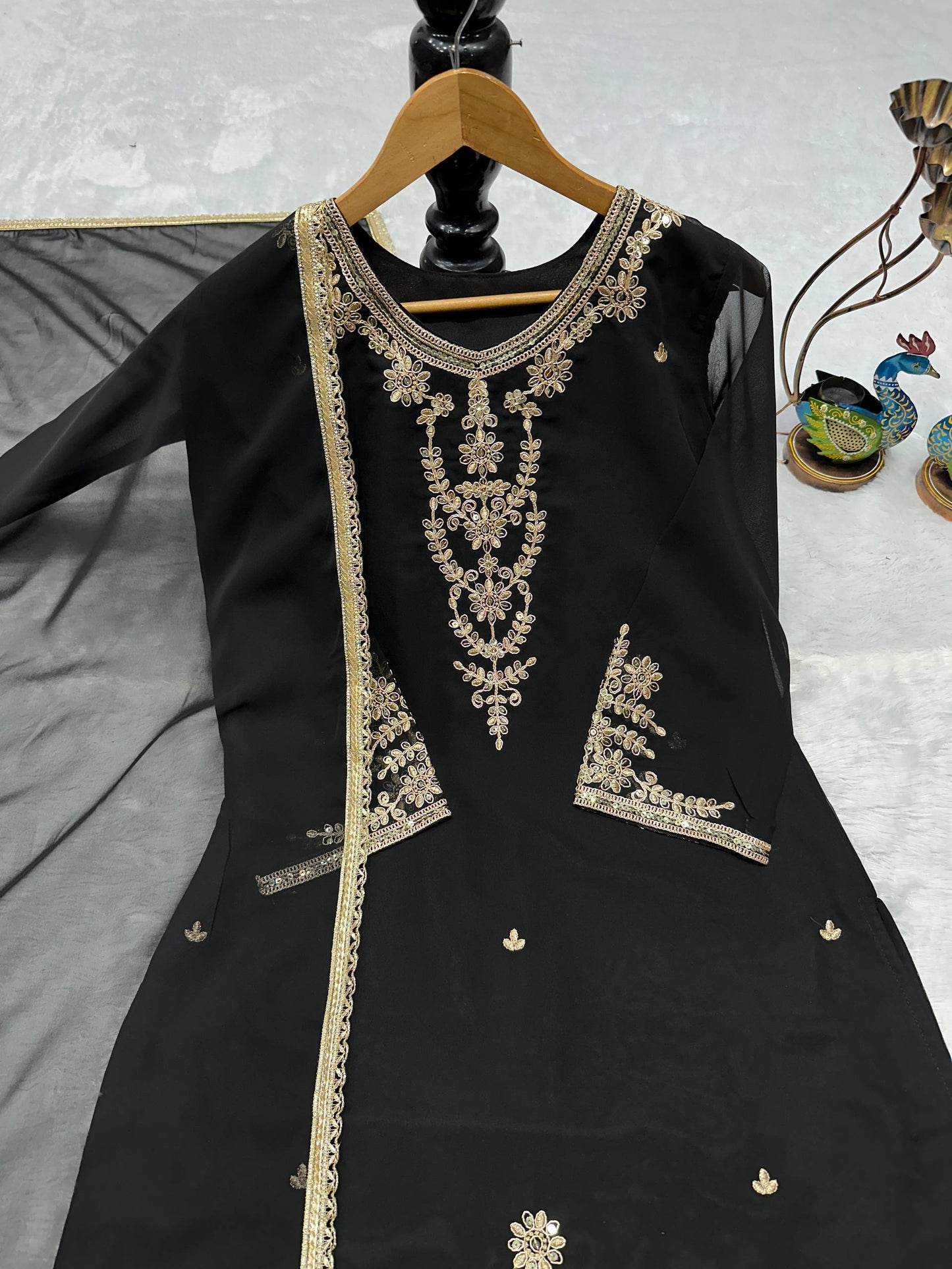 ĐĚSIGNER PARTY WEAR TOP AND PLAZZO. WITH FANCY DUPPATA AND EMBROIDERY WORK
