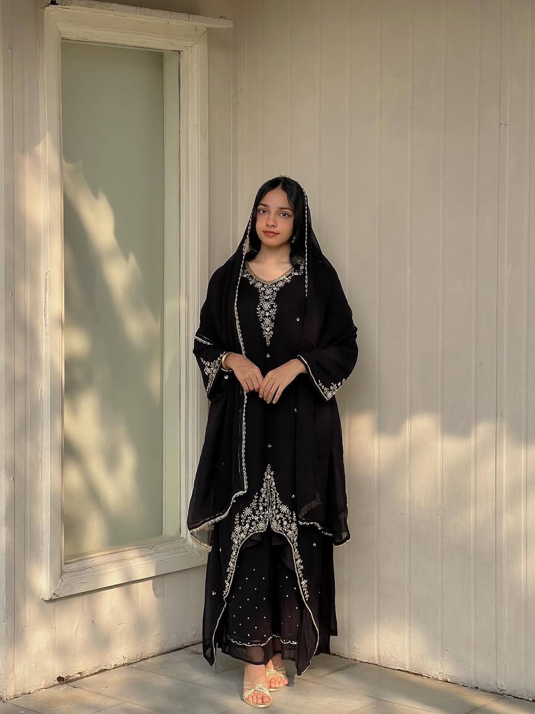 ĐĚSIGNER PARTY WEAR TOP AND PLAZZO. WITH FANCY DUPPATA AND EMBROIDERY WORK