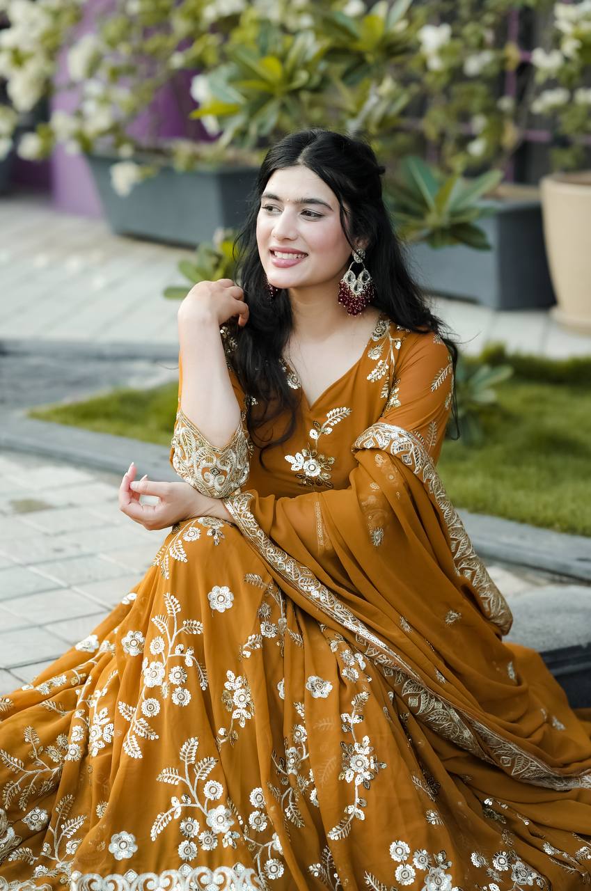 Đěsigner Anarkali Suit In New Fancy Style
