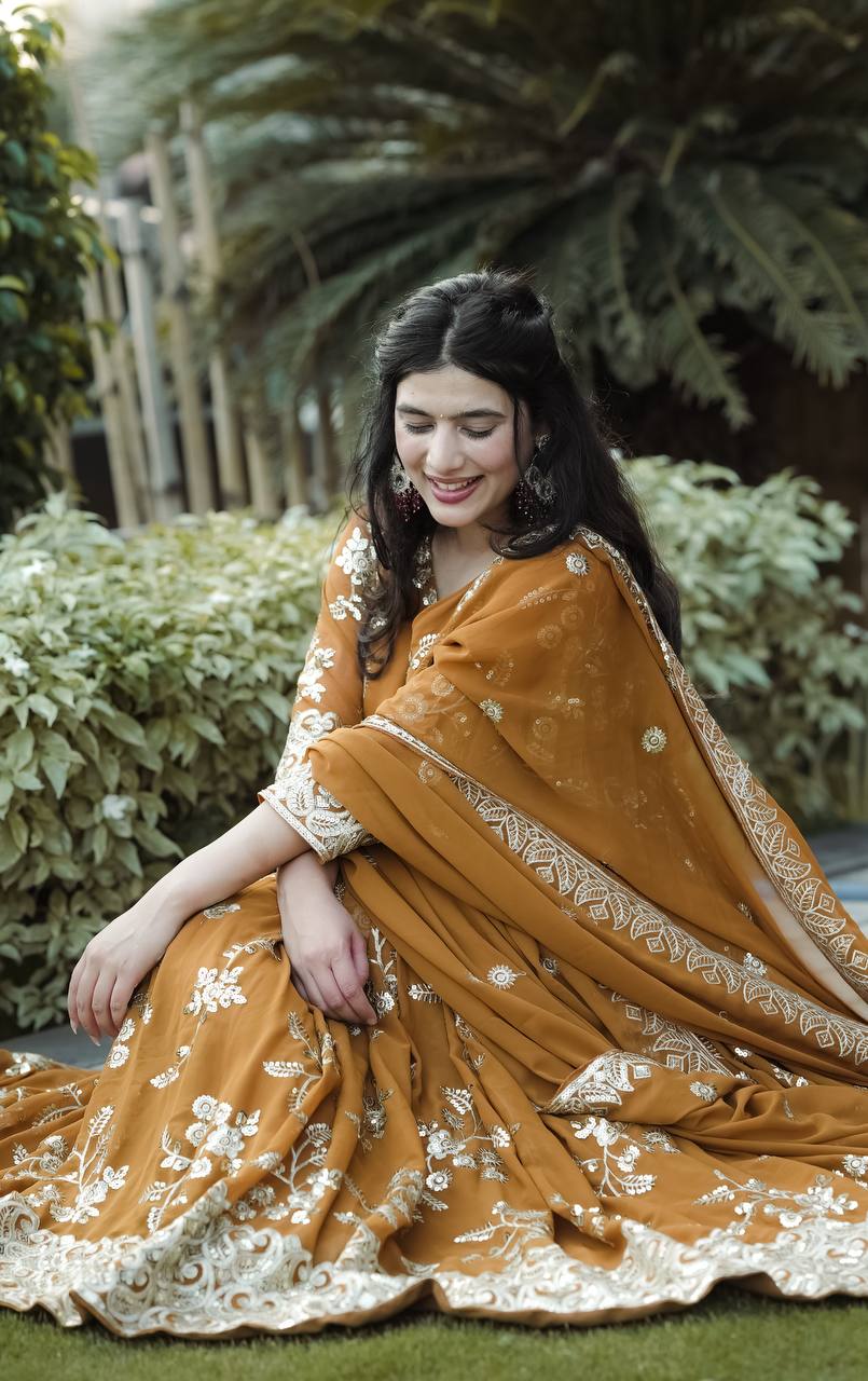 Đěsigner Anarkali Suit In New Fancy Style