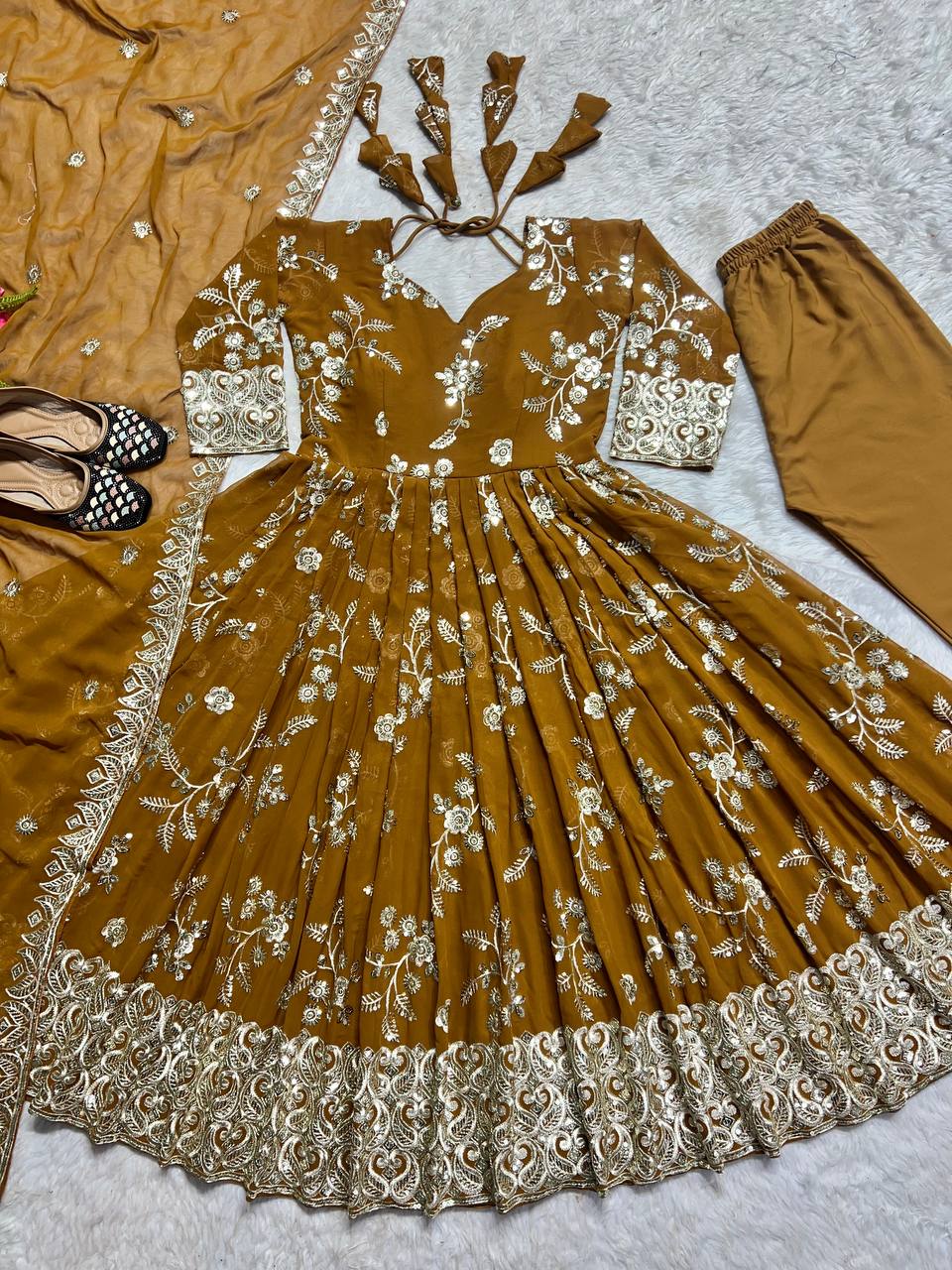 Đěsigner Anarkali Suit In New Fancy Style
