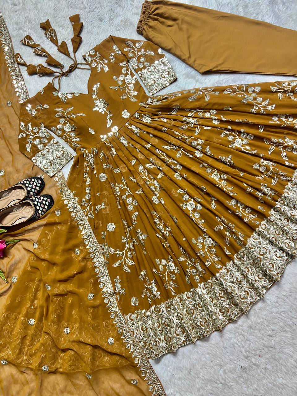 Đěsigner Anarkali Suit In New Fancy Style