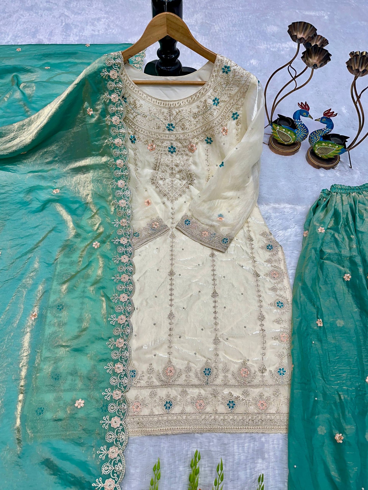 ĐĚSIGNER PARTY WEAR TOP AND PLAZZO. WITH FANCY DUPPATA AND EMBROIDERY WORK