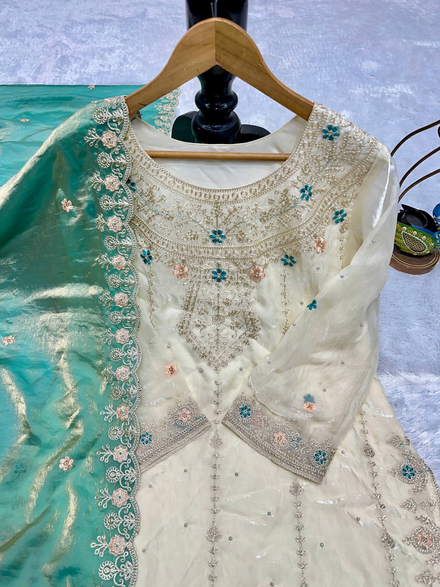 ĐĚSIGNER PARTY WEAR TOP AND PLAZZO. WITH FANCY DUPPATA AND EMBROIDERY WORK