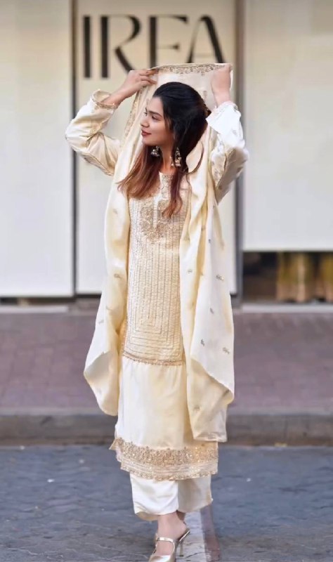 ĐĚSIGNER PARTY WEAR TOP AND PANT WITH FANCY DUPPATA AND EMBROIDERY WORK