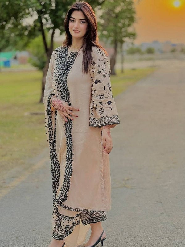 DESIGNER WEAR EXCLUSIVE SUIT IN GEORGETTE FABRIC TOP AND PANT WITH DUPATTA IN SEQUENCE EMBROIDERY
