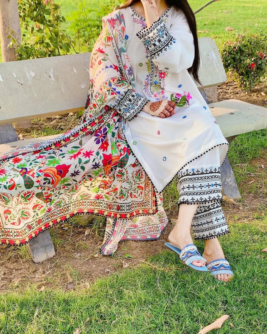 ENHANCE THE BEAUTY OF YOUR WARDROBE WITH THIS NEWLY LAUNCHED KURTI-PANT SET