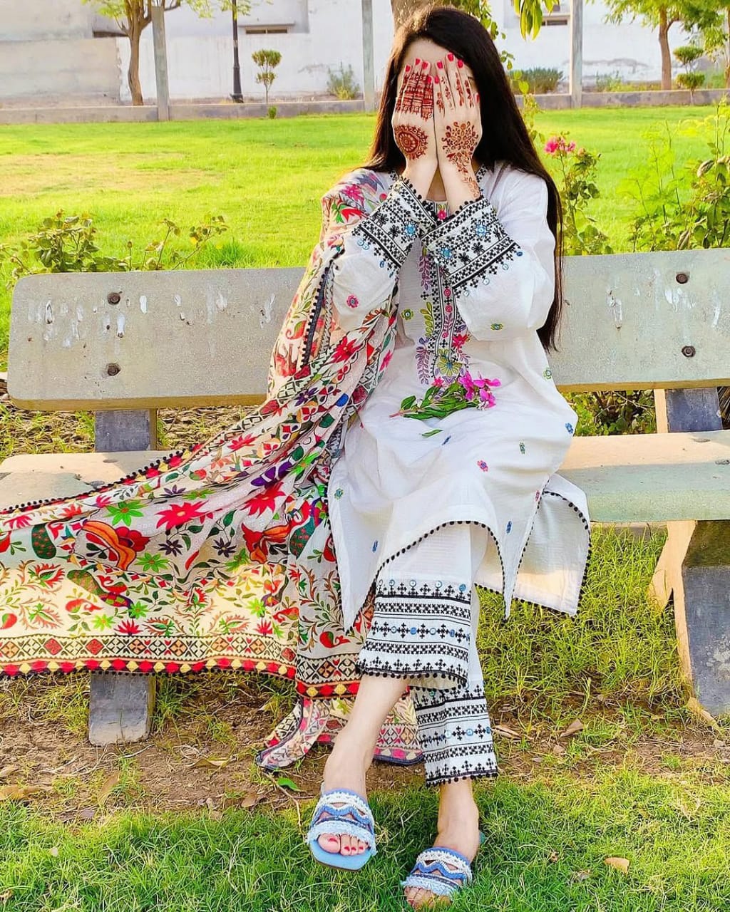 ENHANCE THE BEAUTY OF YOUR WARDROBE WITH THIS NEWLY LAUNCHED KURTI-PANT SET