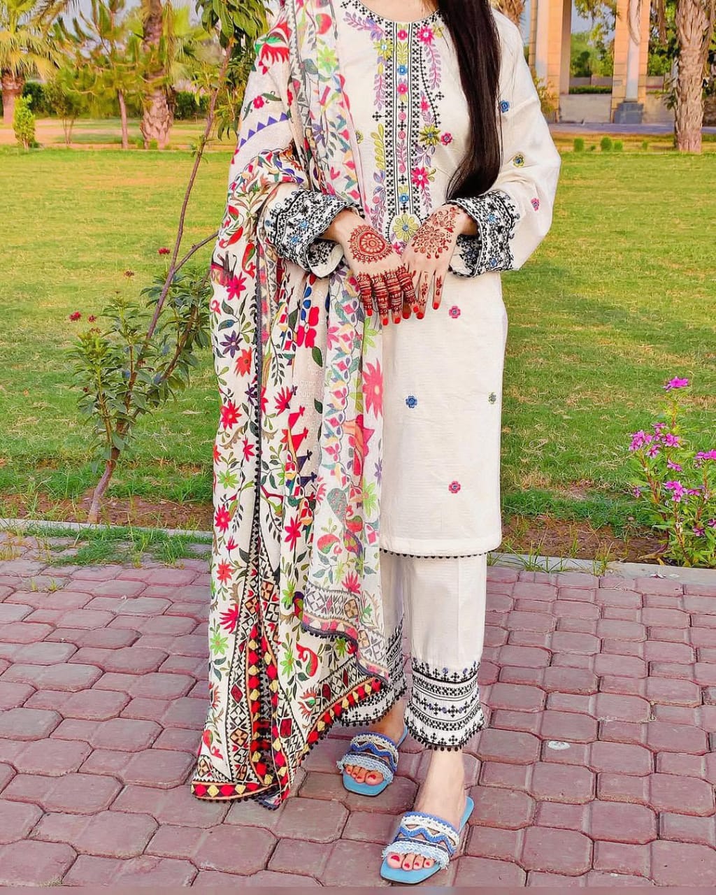 ENHANCE THE BEAUTY OF YOUR WARDROBE WITH THIS NEWLY LAUNCHED KURTI-PANT SET