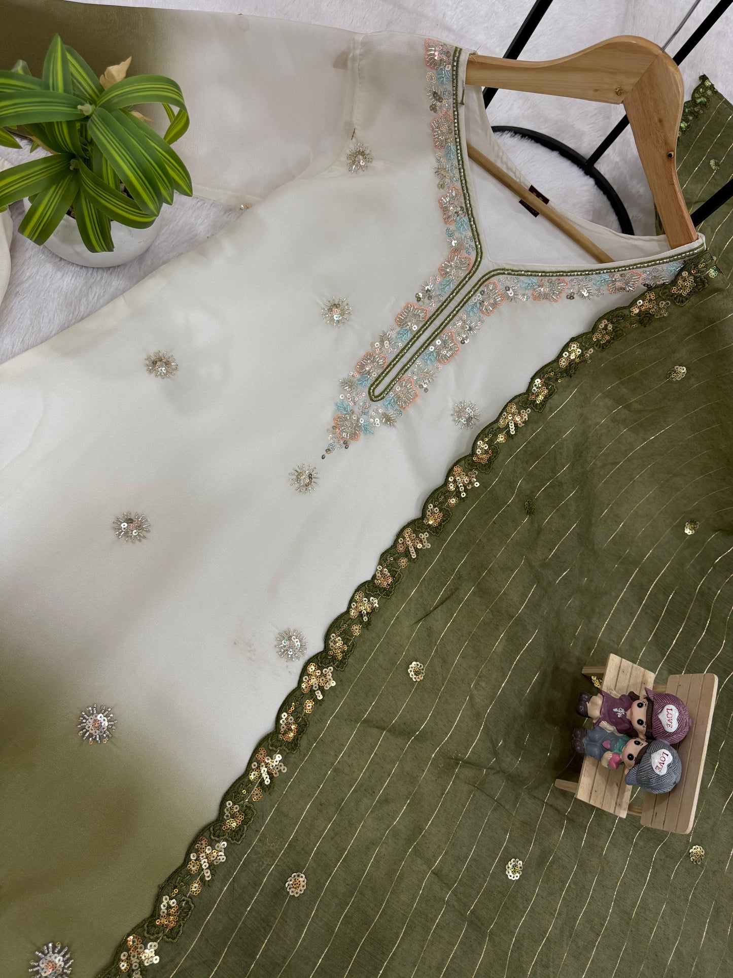 NEW LAUNCHING 3 PIECES KURTI, PLAZZO & DUPATTA WITH ORIGINAL BEADS CUT DANA WORK