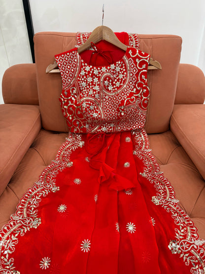 Featuring Our Own Real Modeling – Shine in Every Drape! 📌 Product Code