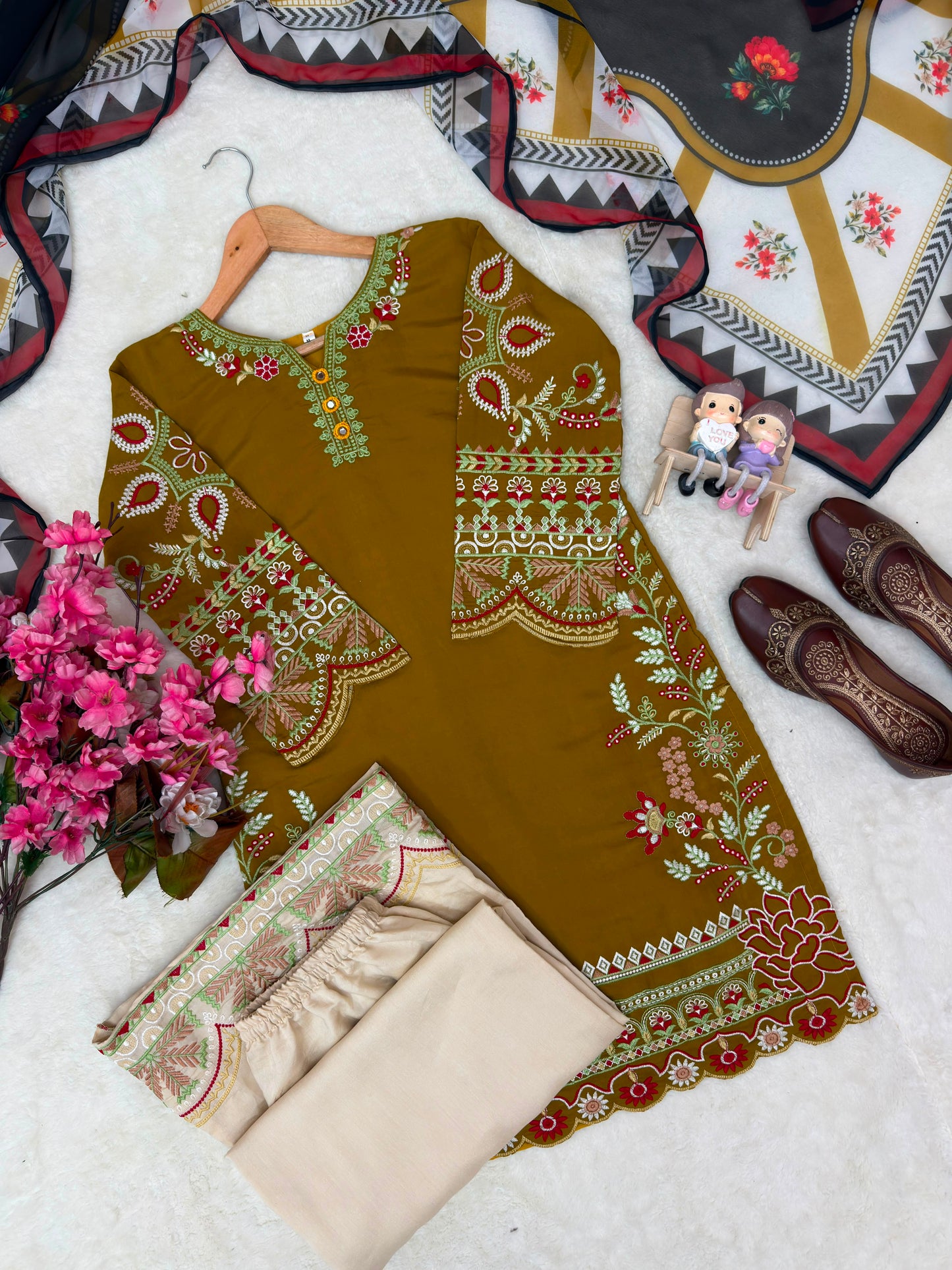 ENHANCE THE BEAUTY OF YOUR WARDROBE WITH THIS NEWLY LAUNCHED KURTI & PLAZZO SET💐